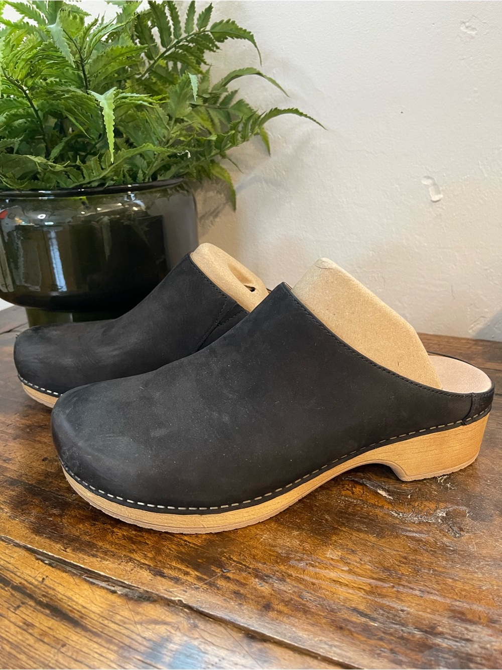 👍🏻 Dansko Brenda Burnished Suede Black Leather Clog Mules EUC worn twice.